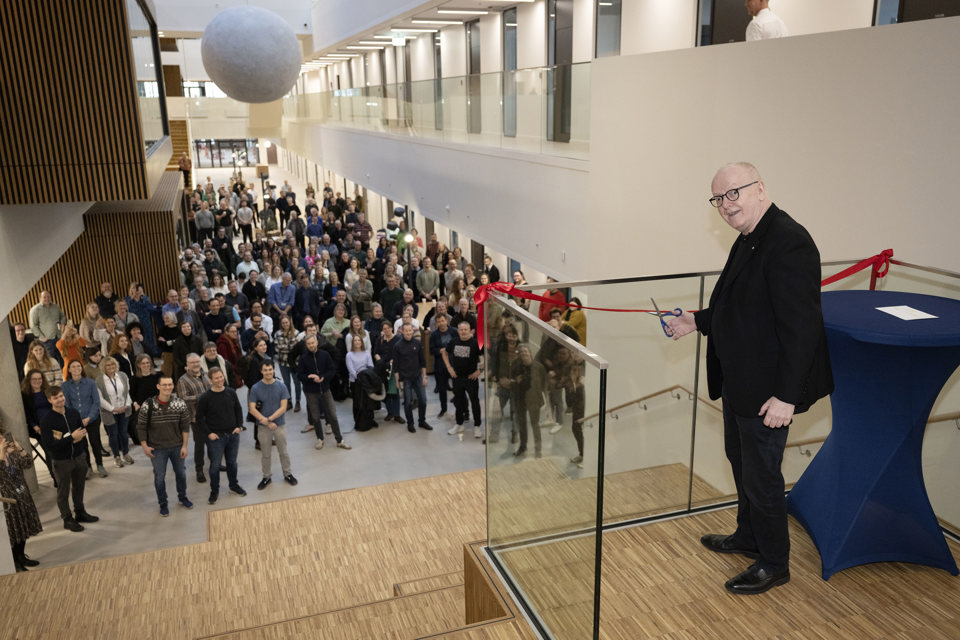 Dean Lars Hvilsted Rasmussen cuts the red ribbon. Photos: Lars Horn