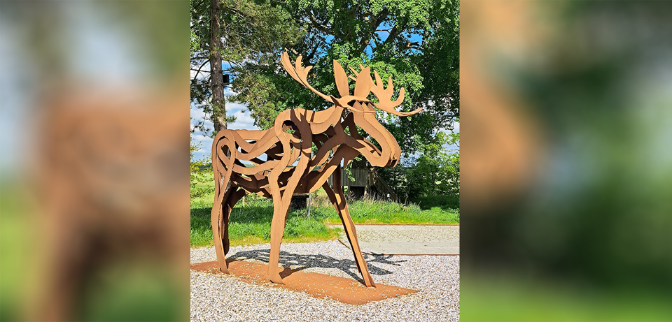 Elg-skulptur ved indgangen til Lille Vildmosecentret